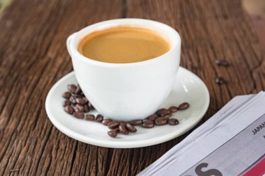 bir fincan kahve ve bir gazete 