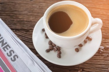 bir fincan kahve ve bir gazete 