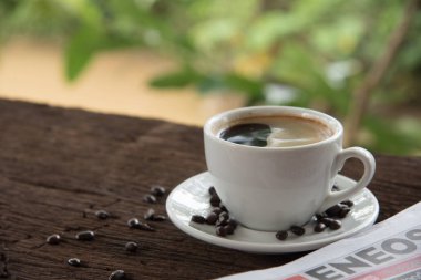 bir fincan kahve ve bir gazete 