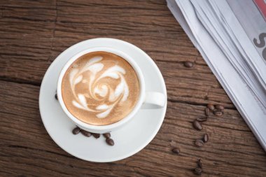 bir fincan kahve ve bir gazete 