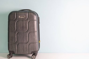 Sert kabuklu siyah bavul dört tekerlekli