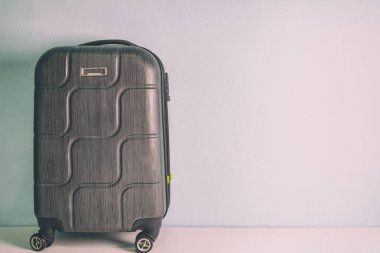 Sert kabuklu siyah bavul dört tekerlekli