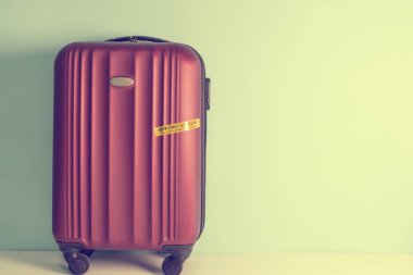 dört tekerlekli sert kabuklu kırmızı çanta