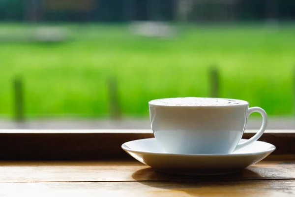 Kahve fincanı ahşap masada. 