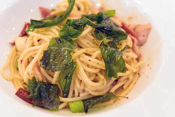 Baharatlı jambon spagetti