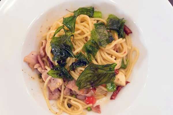 Baharatlı jambon spagetti