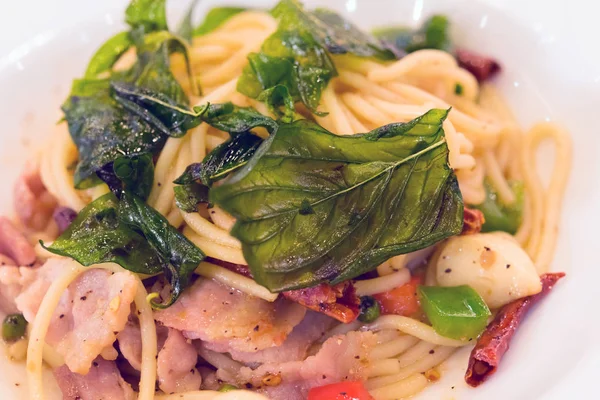 Baharatlı jambon spagetti