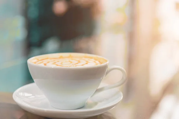 Cangkir kopi di atas meja di toko kafe — Stok Foto