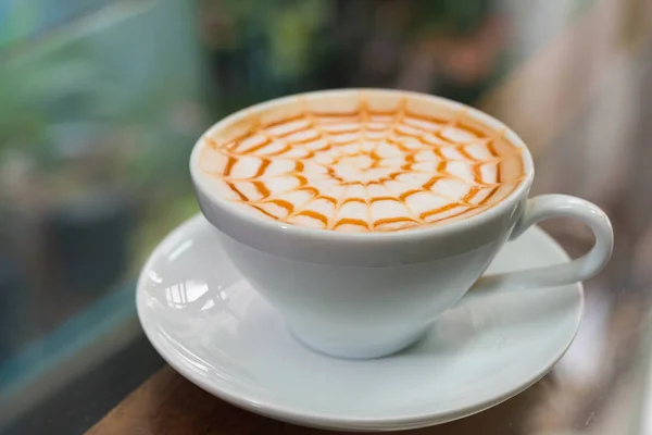 Tazza di caffè sul tavolo in caffetteria — Foto Stock