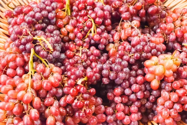 Uve fresche da vino rosso o da uve scure al mercato della frutta — Foto Stock