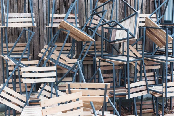 rasgele kargaşa içinde ahşap sandalye