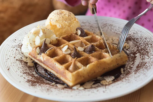çikolata sosu ve dondurma waffle