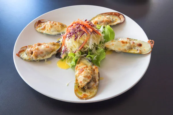 Beyaz zemin üzerine kırmızı kalp ile mavi stetoskop ve loptop bilgisayar.