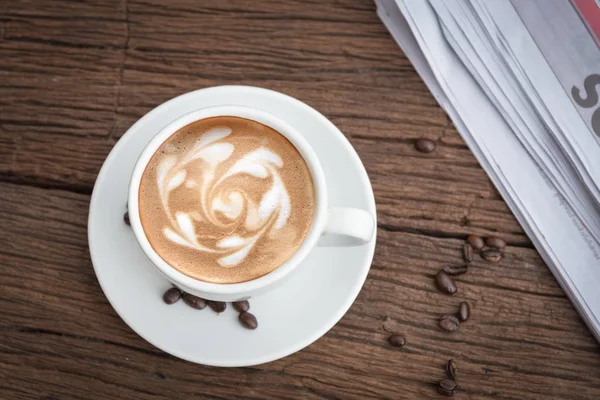 bir fincan kahve ve bir gazete 