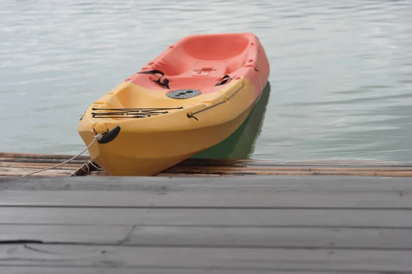 Kayak tra le montagne — Foto Stock