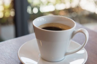  Tahta bir masada bir fincan kahve.