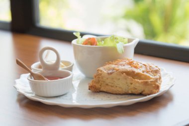 Çörekler çedar peyniri ve sebze salatası ile pastırma ile