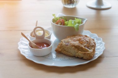 Çörekler çedar peyniri ve sebze salatası ile pastırma ile