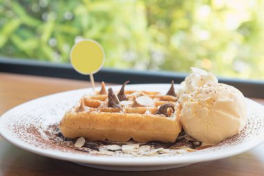 çikolata sosu ve dondurma waffle