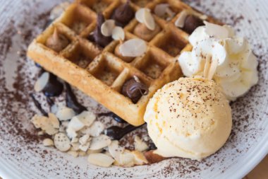 çikolata sosu ve dondurma waffle