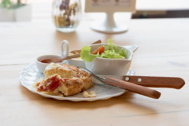 Çörekler çedar peyniri ve sebze salatası ile pastırma ile