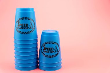 mavi plastik bardak yığar. Hız yığın Kupası.