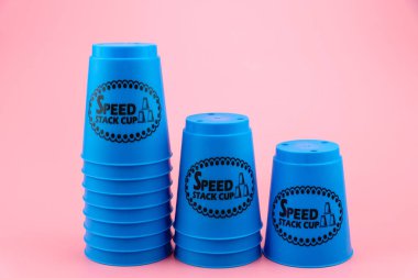 mavi plastik bardak yığar. Hız yığın Kupası.