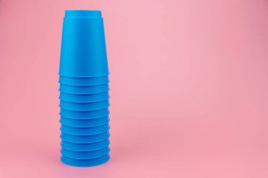 mavi plastik bardak yığar. Hız yığın Kupası.