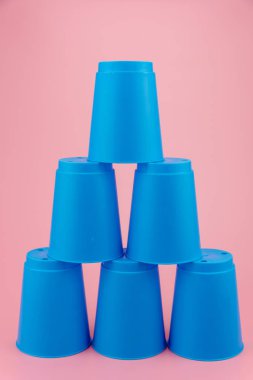 mavi plastik bardak yığar. Hız yığın Kupası.