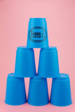 mavi plastik bardak yığar. Hız yığın Kupası.