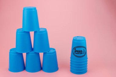 mavi plastik bardak yığar. Hız yığın Kupası.