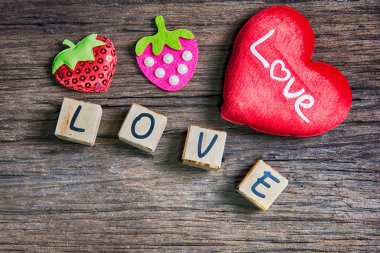 Ahşap alfabe ile kalp