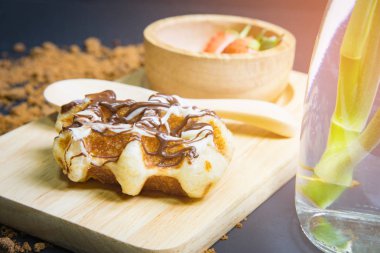 Waffle ahşap plaka üzerinde