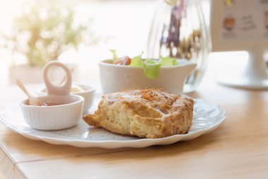 Çörekler çedar peyniri ve sebze salatası ile pastırma ile