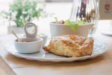 Çörekler çedar peyniri ve sebze salatası ile pastırma ile