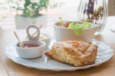 Çörekler çedar peyniri ve sebze salatası ile pastırma ile