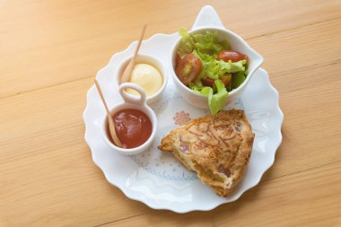 Çörekler çedar peyniri ve sebze salatası ile pastırma ile