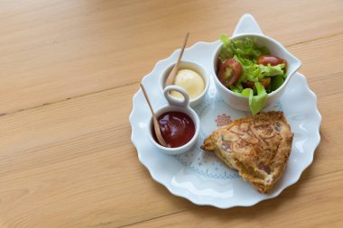 Çörekler çedar peyniri ve sebze salatası ile pastırma ile