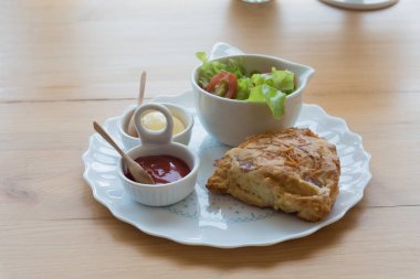 Çörekler çedar peyniri ve sebze salatası ile pastırma ile