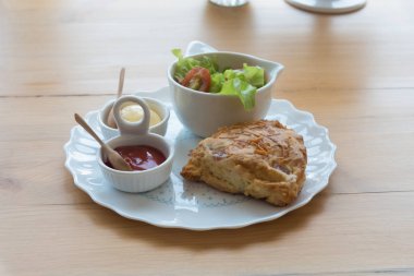 Çörekler çedar peyniri ve sebze salatası ile pastırma ile