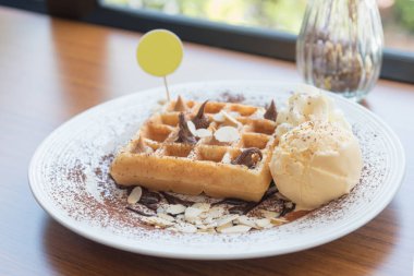 çikolata sosu ve dondurma waffle