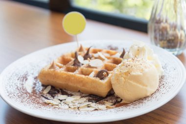 çikolata sosu ve dondurma waffle