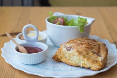 Çörekler çedar peyniri ve sebze salatası ile pastırma ile