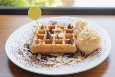 çikolata sosu ve dondurma waffle