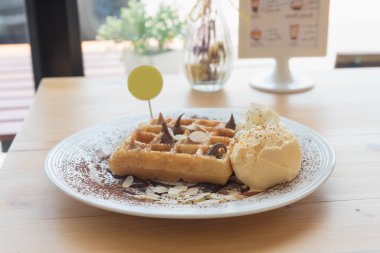 çikolata sosu ve dondurma waffle