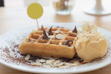 çikolata sosu ve dondurma waffle