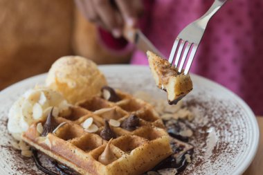 çikolata sosu ve dondurma waffle