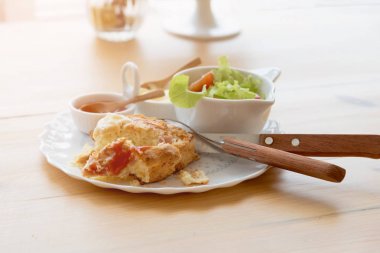 Çörekler çedar peyniri ve sebze salatası ile pastırma ile