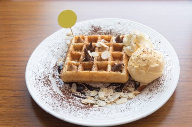 çikolata sosu ve dondurma waffle