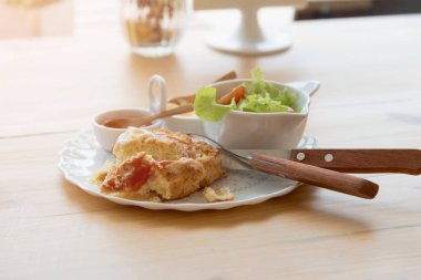 Çörekler çedar peyniri ve sebze salatası ile pastırma ile